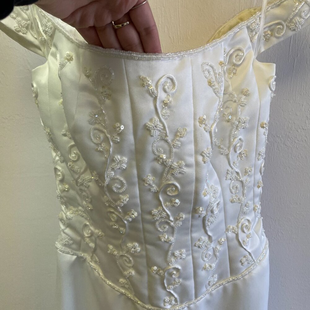 GUC  MORILEE Sheath Satin Gown Size 6 in ivory